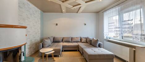 Télévision, cheminée, table de tennis de table