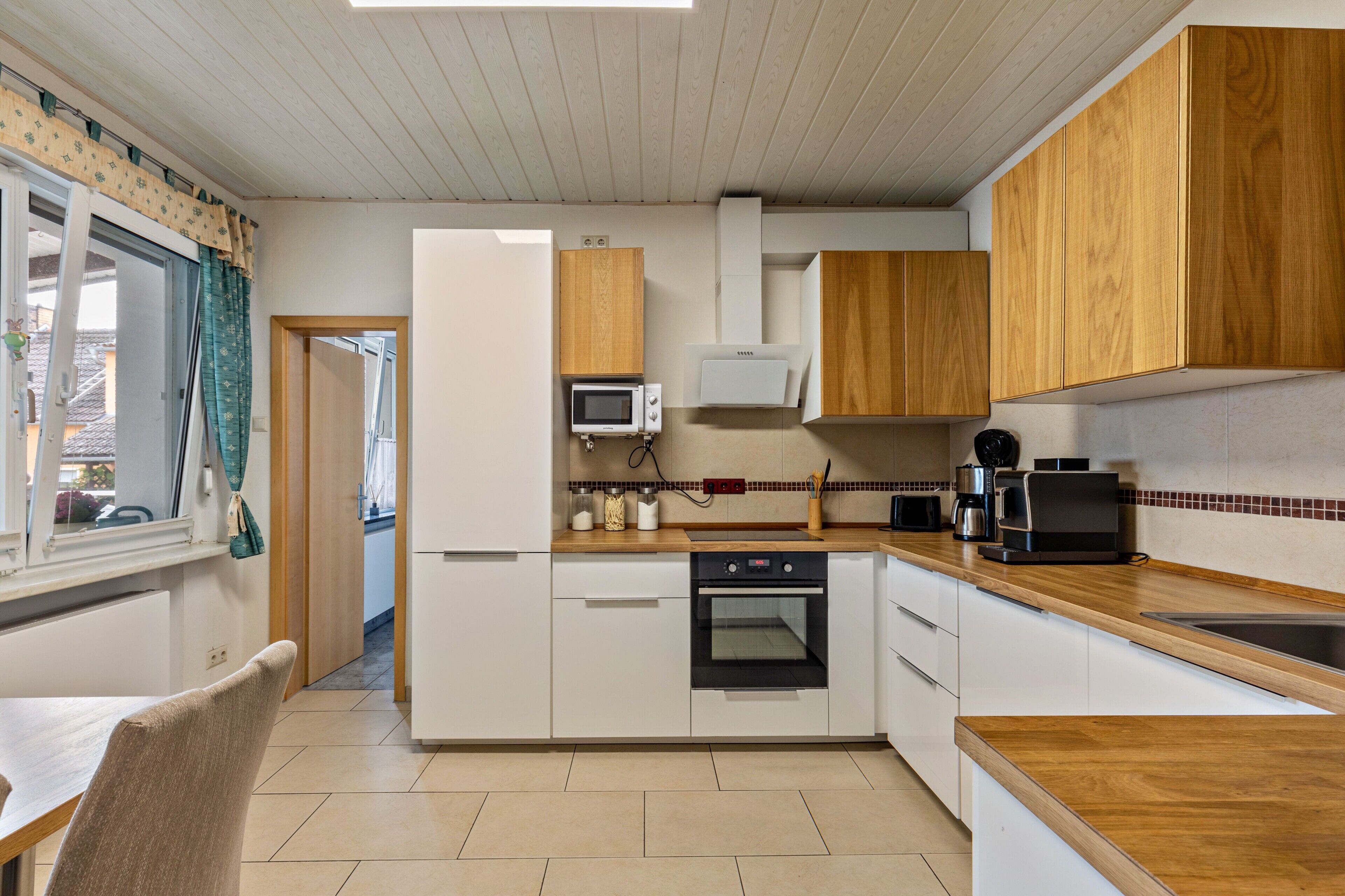 Kylskåp, mikrovågsugn, ugn och spishäll