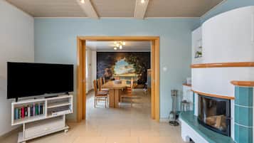 Een televisie, een open haard en een tafeltennistafel