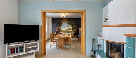 Téléviseur, foyer, table de ping-pong