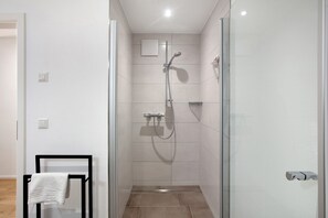 Douche, sèche-cheveux, serviettes fournies