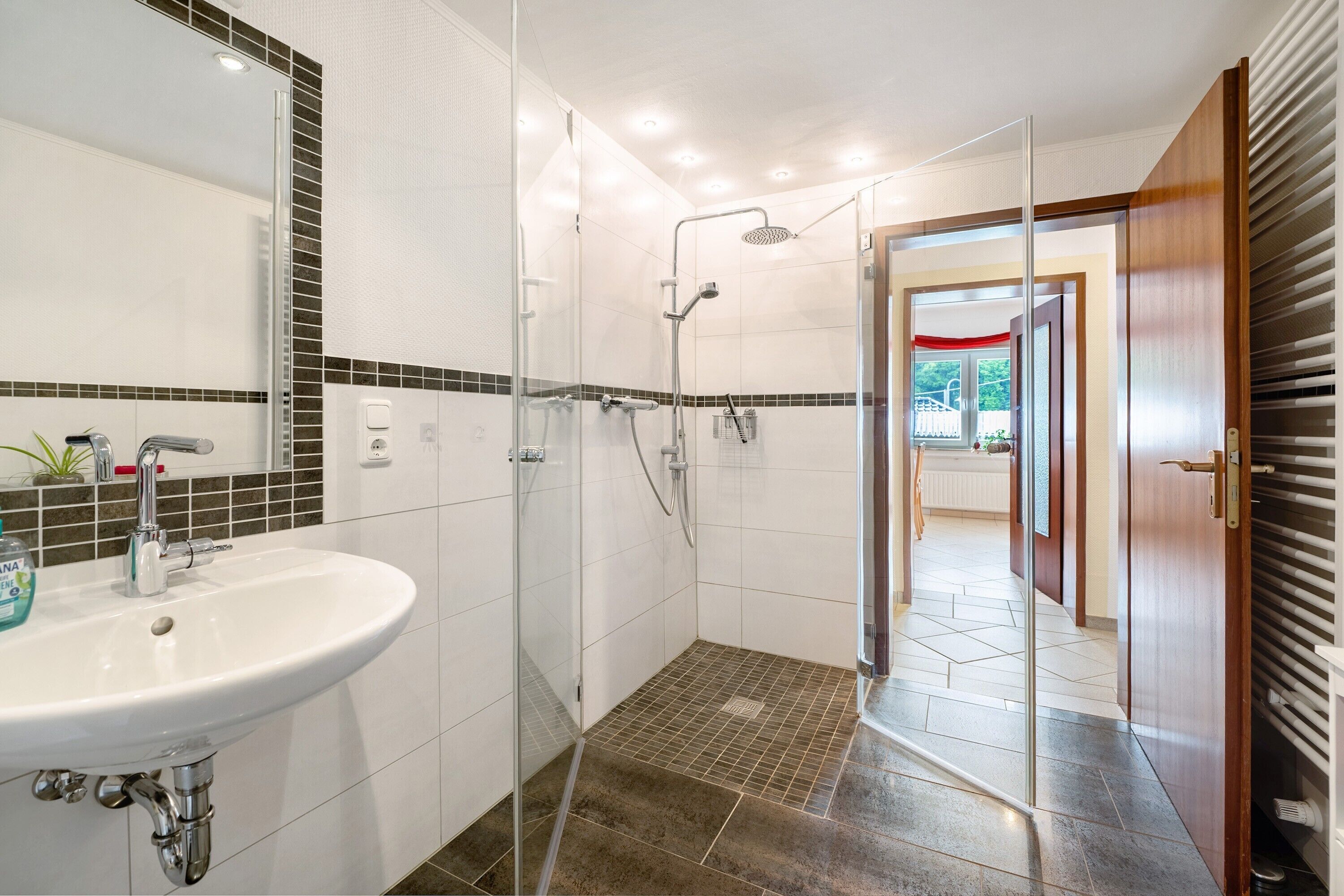 Dusche, Haartrockner, Handtücher