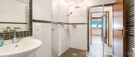 Een douche, een haardroger, handdoeken