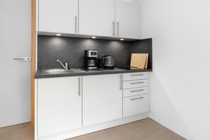 Kühlschrank, Herdplatte, Wasserkocher mit Kaffee-/Teezubehör