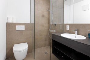 Douche, sèche-cheveux, serviettes fournies
