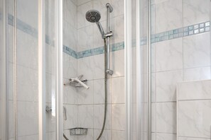 Dusche, Haartrockner, HandtĂŒcher