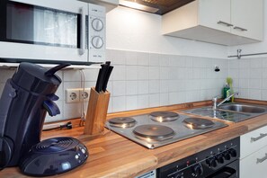 Køleskab, mikrobølgeovn, ovn, kogeplade