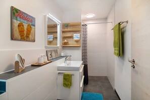 Bruser, gratis toiletartikler, hårtørrer, håndklæder