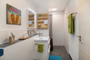 Regadera, secadora de cabello, toallas 