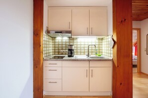 Kühlschrank, Mikrowelle, Herdplatte, Wasserkocher mit Kaffee-/Teezubehör