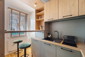 Réfrigérateur, micro-ondes, four, plaque de cuisson