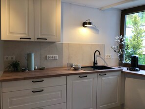 Jääkaappi, uuni, liesi, astianpesukone