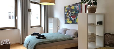 3 室のベッドルーム、アイロン / アイロン台、WiFi (無料)、ベッドシーツ