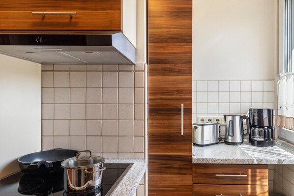 Frigorífico, horno, placa de cocina y lavavajillas