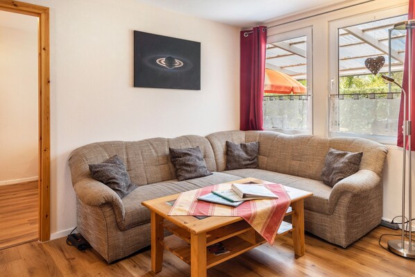 Téléviseur, table de ping-pong, chaîne audio