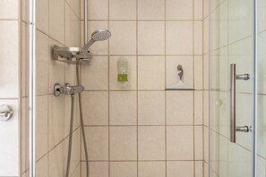 Dusche, Haartrockner, Handtücher