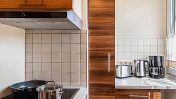 Frigorífico, horno, placa de cocina y lavavajillas