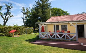 Children’s area - Holiday Home 'Ferienhaus Großtrappe, Barrierefrei' with Private Terrace, Private Garden and Wi-Fi (Stechow-Ferchesar)