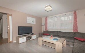 TV, ping pong, stereo - Holiday Home 'Ferienhaus Großtrappe, Barrierefrei' with Private Terrace, Private Garden and Wi-Fi (Stechow-Ferchesar)