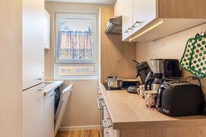 Jääkaappi, uuni, liesi, astianpesukone