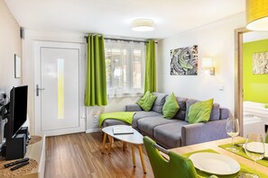 TV, tavolo da ping pong, impianto stereo