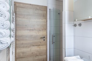 Dusche, Haartrockner, Handtücher
