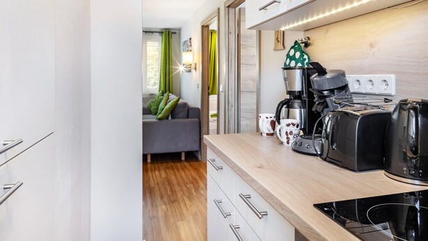 Una cocina moderna con cafetera, tostadora y estufa.