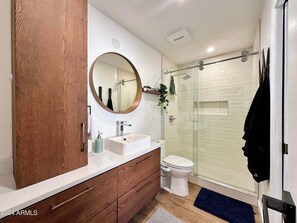 Shower, hair dryer, bidet, towels