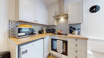 Mikrowelle, Ofen, Wasserkocher mit Kaffee-/Teezubehör, Toaster