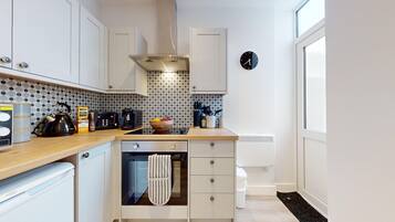 Mikrowelle, Ofen, Wasserkocher mit Kaffee-/Teezubehör, Toaster