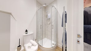 Douche, sèche-cheveux, serviettes fournies