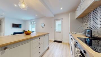 Fridge, microwave, oven, coffee/tea maker