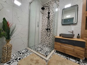 Shower, hair dryer, towels, soap - Sea View Luxury Appartment (Varna)