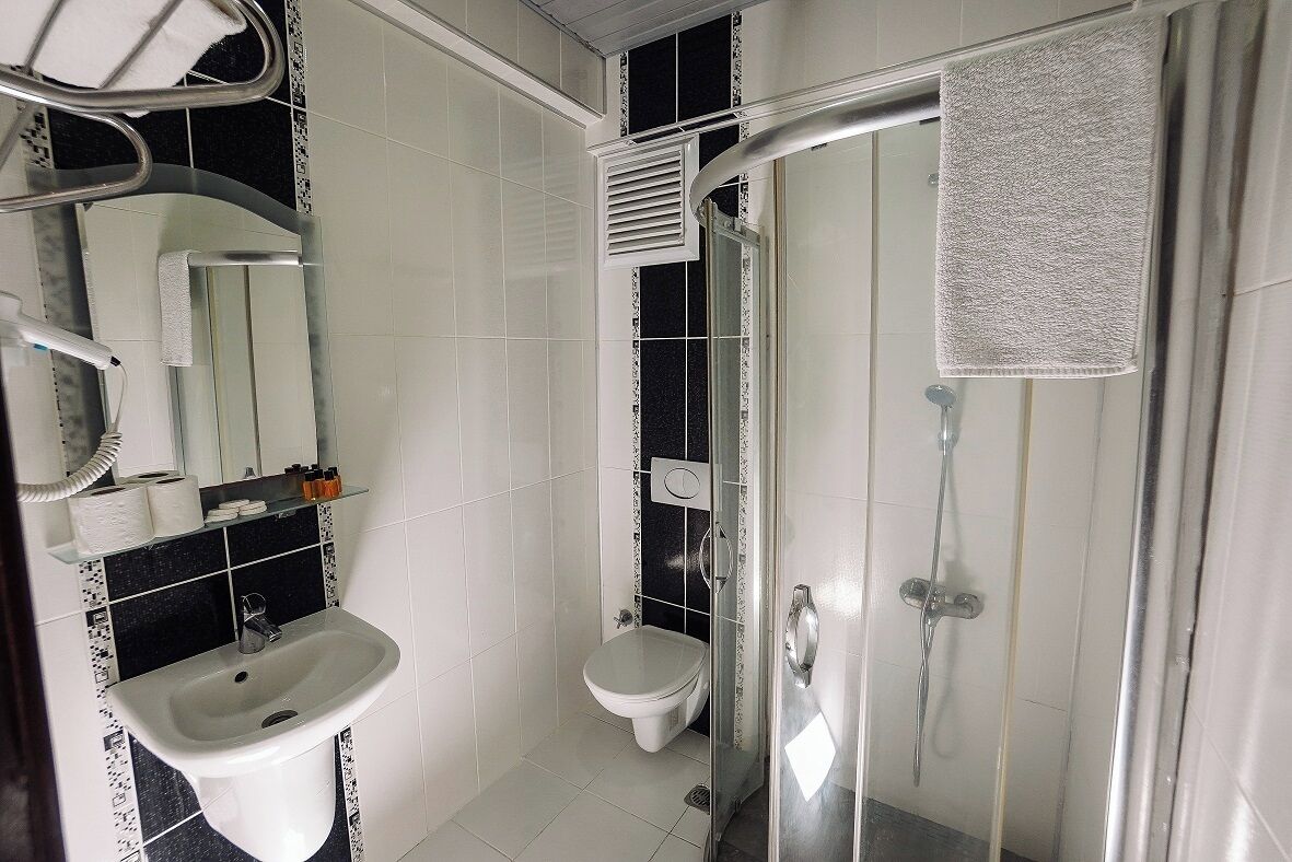 Ducha, secador de pelo, pantuflas, toallas