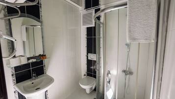 Ducha, secador de pelo, pantuflas, toallas