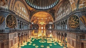 Un salón majestuoso con una cúpula imponente, diseños intrincados y caligrafía árabe.
