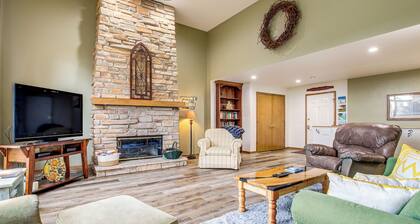 Door County Townhome: Pool Access, 1 Mi to Beach!