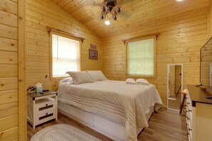 3 bedrooms, desk, Internet, bed sheets - Tennessee Mountain Cabin ~ 18 Mi to Knoxville! (Strawberry Plains)
