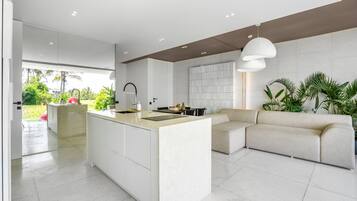 KylskÄp, mikrovÄgsugn, spishÀll och barnstol