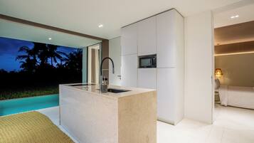 KylskÄp, mikrovÄgsugn, spishÀll och barnstol