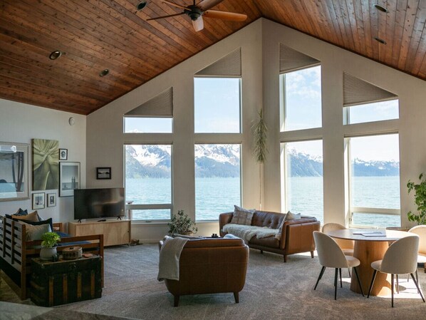 Smart TV, books - Vessel Beach House - Port, A Beachfront Oasis (Seward)