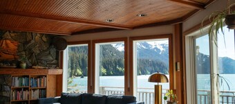 Vessel Beach House - Starboard, Beachfront Retreat Sleeps 6