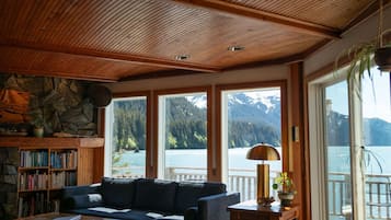 Smart-TV, Kamin, Bücher