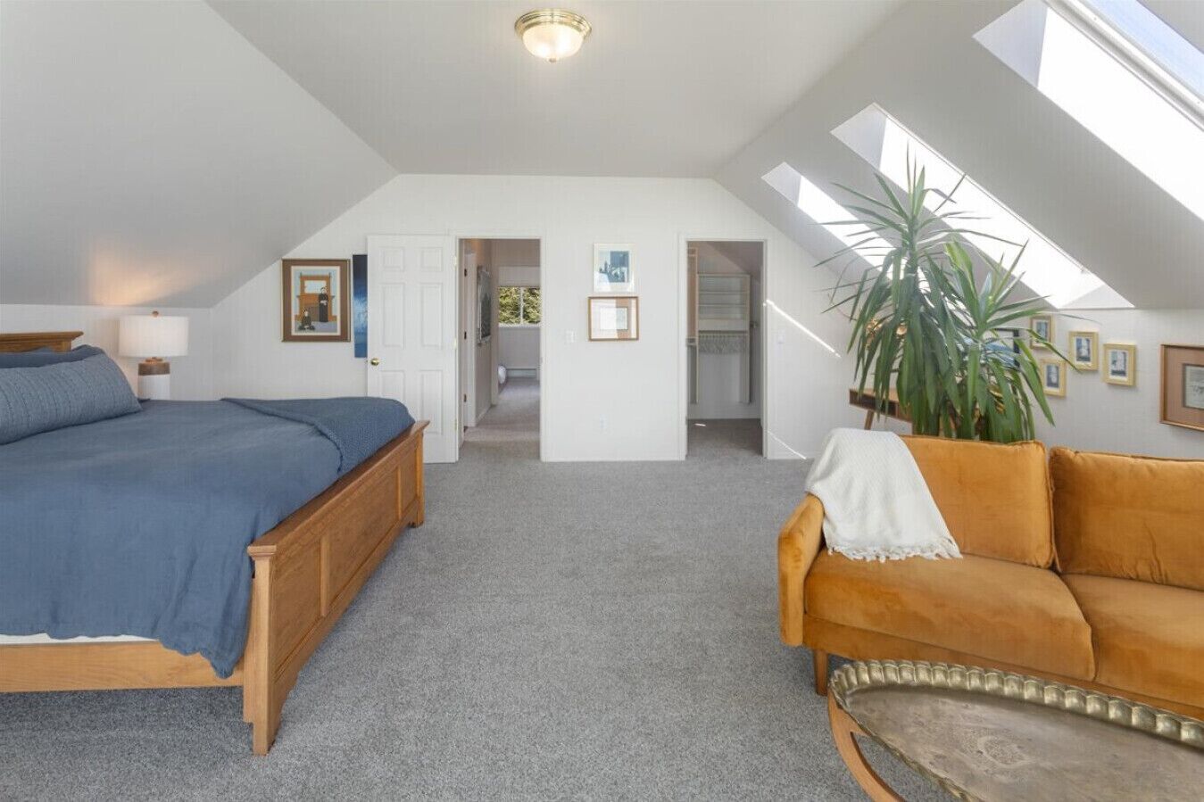 Desk, travel crib, free WiFi, bed sheets