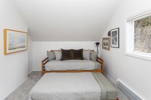 Een bureau, reisbedje, gratis wifi, beddengoed