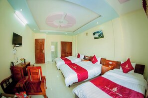 Habitación triple estándar, vistas a la ciudad | Wifi gratis