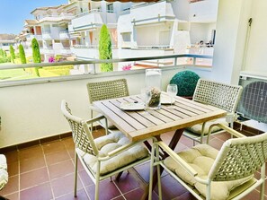 Outdoor dining - Beautiful apartment for 4 guests with pool, WIFI, A/C, TV and terrace (Torroella De Montgrí)
