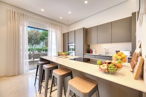 Geladeira, micro-ondas, fogão, lava-louças