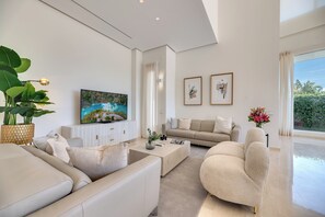 Fernseher, Kamin, Stereoanlage