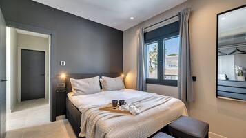 4 habitaciones, tabla de planchar con plancha y internet